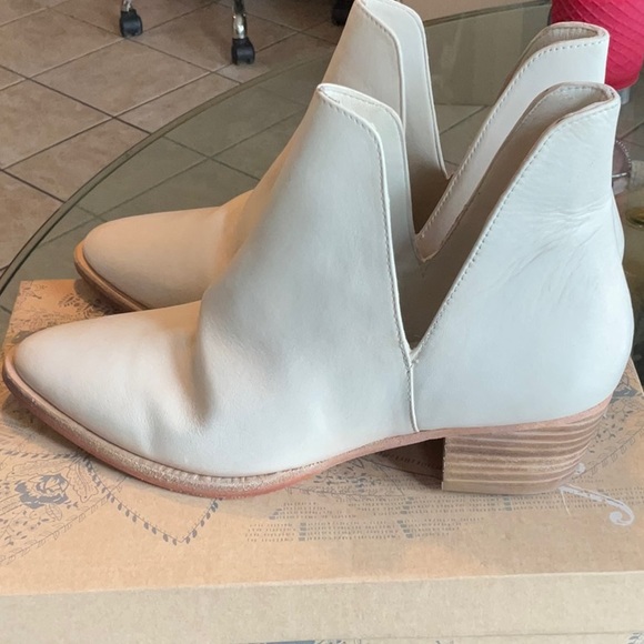 Free People Ecru Leather Charm Double V Ankle Boot Size 39.5 (9), NIB - Picture 8 of 16